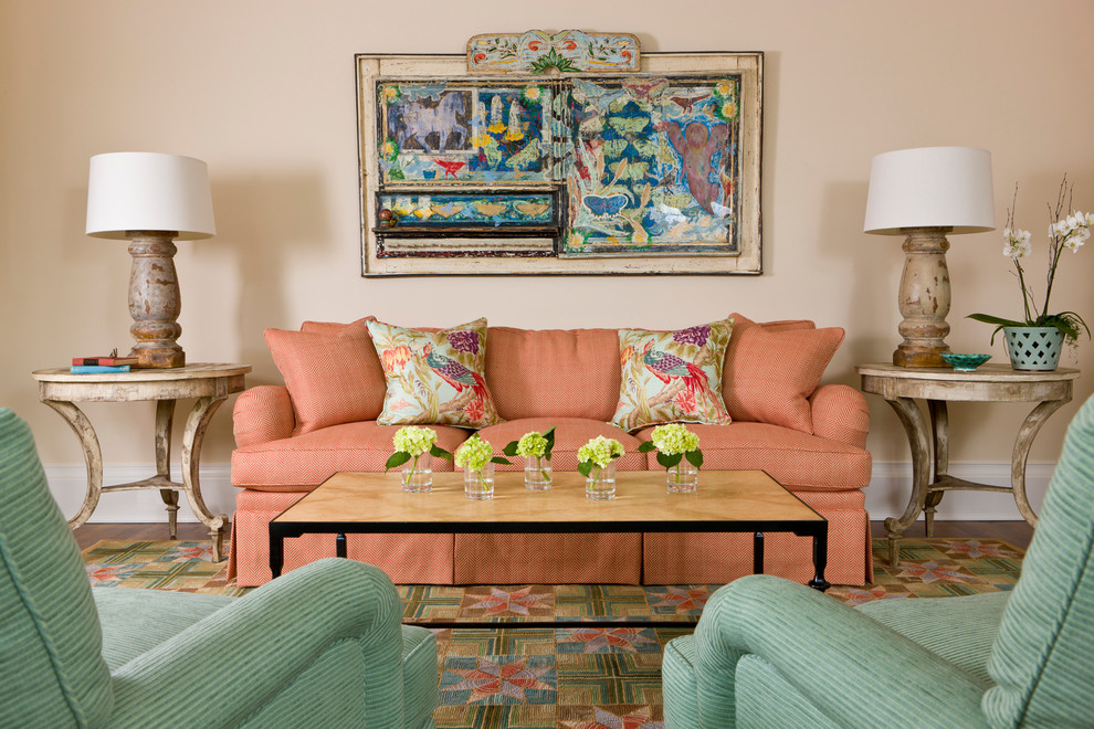 Mittelgroßes, Repräsentatives, Fernseherloses, Abgetrenntes Klassisches Wohnzimmer ohne Kamin mit beiger Wandfarbe, braunem Holzboden und braunem Boden in Charleston