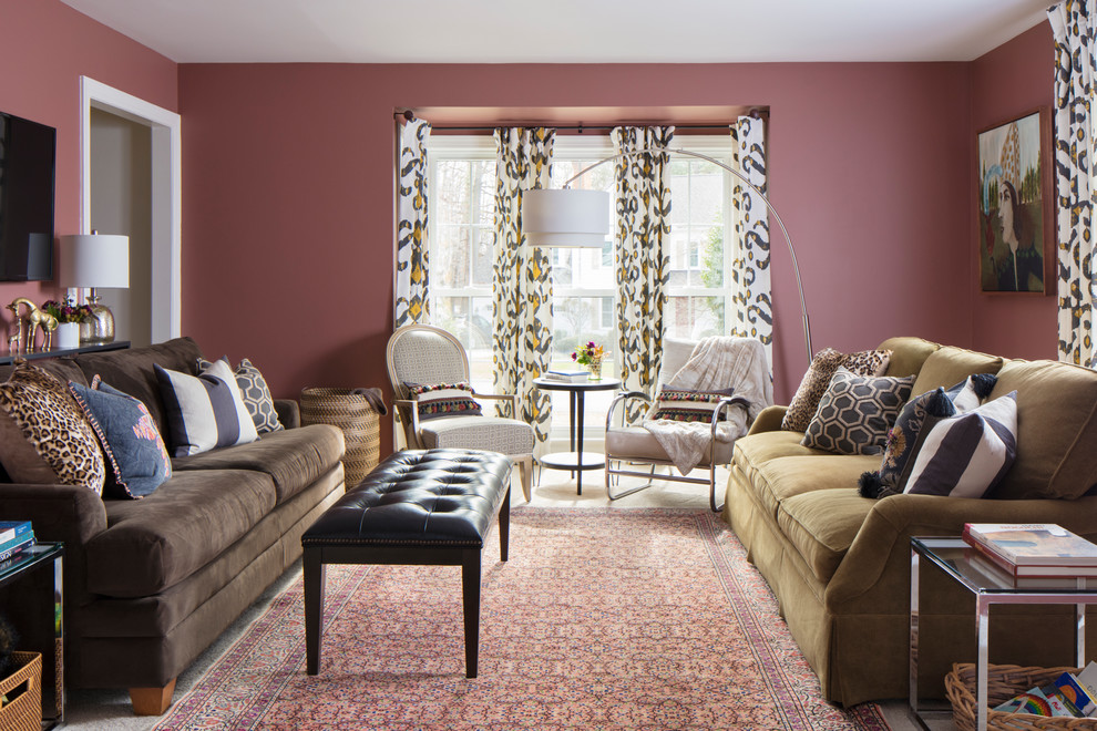 Ispirazione per un soggiorno chic di medie dimensioni e chiuso con pareti rosa, moquette, TV a parete e pavimento beige
