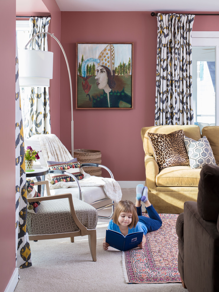 Mittelgroßes, Abgetrenntes Klassisches Wohnzimmer ohne Kamin mit rosa Wandfarbe, Teppichboden, TV-Wand und beigem Boden in Richmond