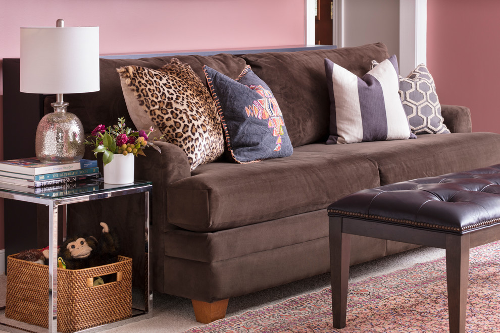 Esempio di un soggiorno classico di medie dimensioni e chiuso con pareti rosa, moquette, TV a parete e pavimento beige