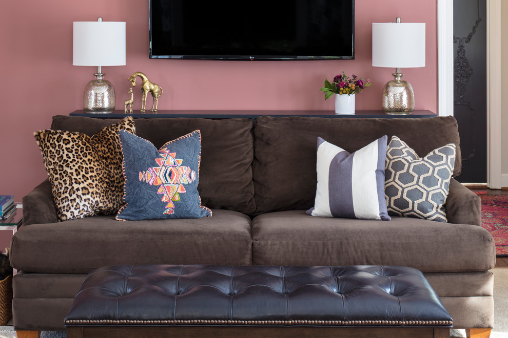 Inspiration för mellanstora klassiska separata vardagsrum, med rosa väggar, heltäckningsmatta, en väggmonterad TV och beiget golv