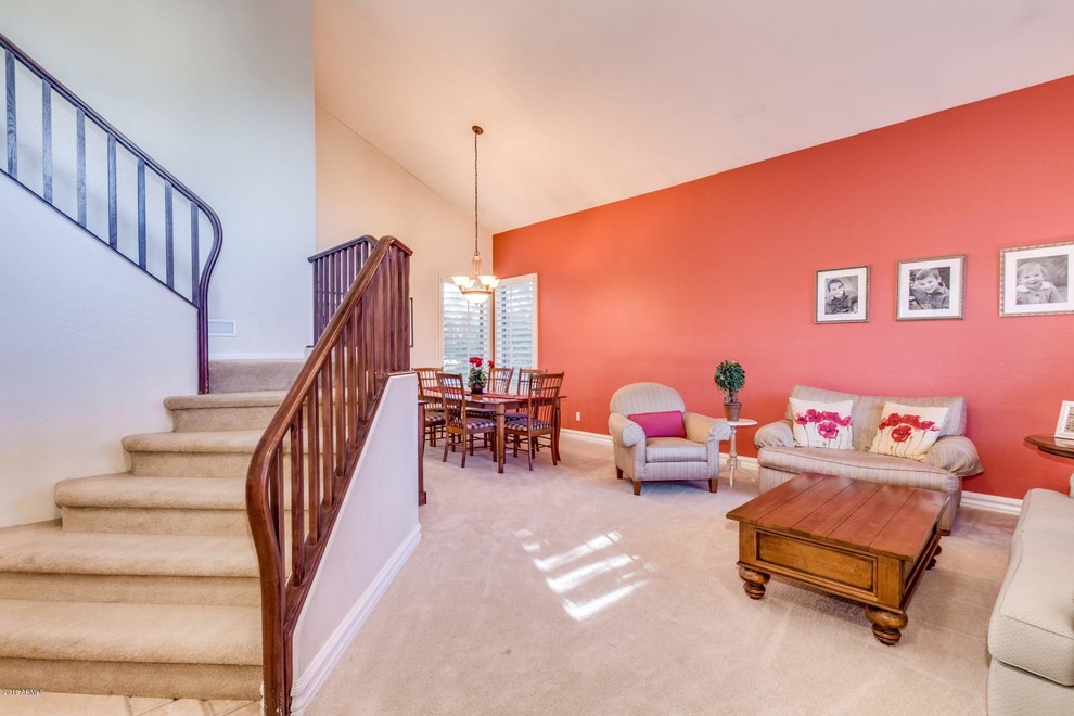 Idee per un soggiorno di medie dimensioni e aperto con pareti multicolore, moquette, camino classico e pavimento beige