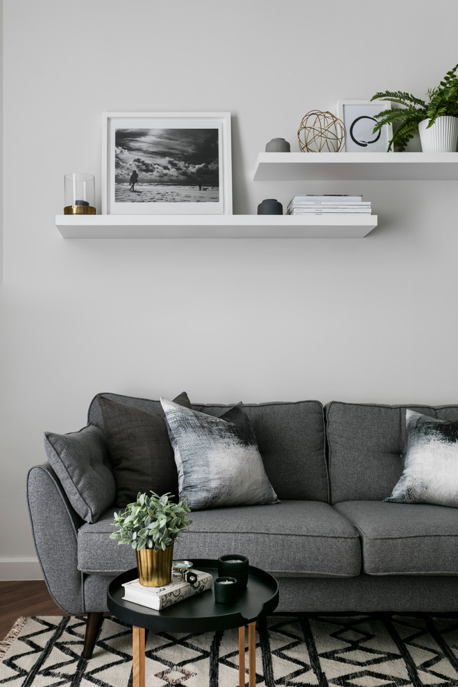 Идея дизайна: гостиная комната в скандинавском стиле с серыми стенами