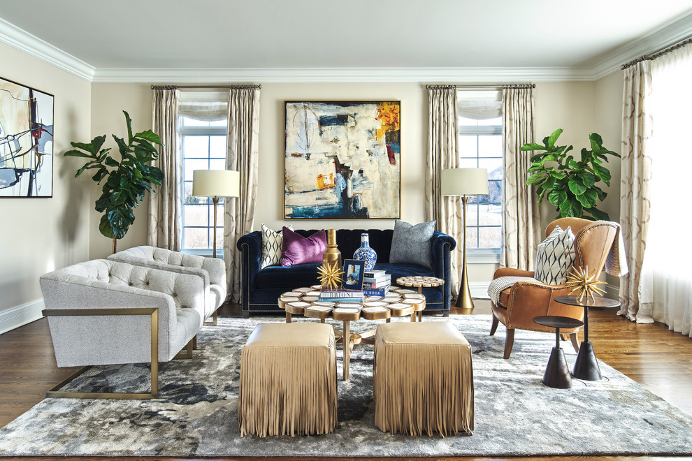 Immagine di un soggiorno chic di medie dimensioni e chiuso con pareti beige, pavimento in legno massello medio e pavimento marrone