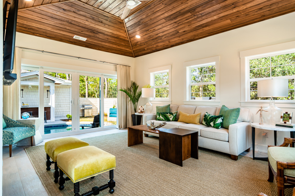 Wohnzimmer mit weißer Wandfarbe, braunem Holzboden, braunem Boden und Holzdecke in Sonstige