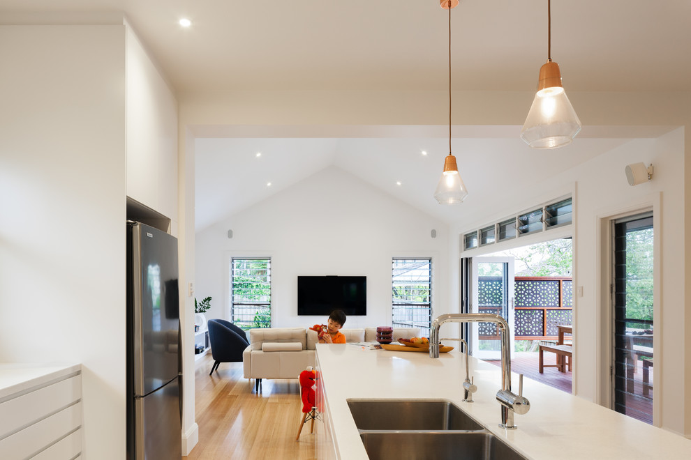 Mittelgroßes, Offenes Modernes Wohnzimmer ohne Kamin mit weißer Wandfarbe, hellem Holzboden und TV-Wand in Sydney