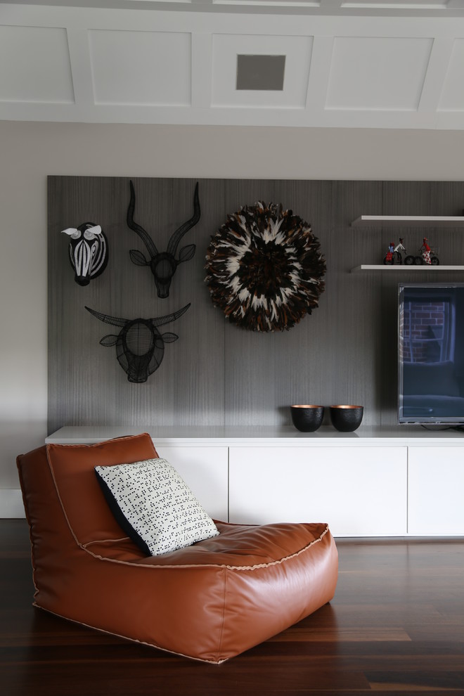 Mittelgroßes, Offenes Modernes Wohnzimmer mit grauer Wandfarbe, dunklem Holzboden und Multimediawand in Sydney