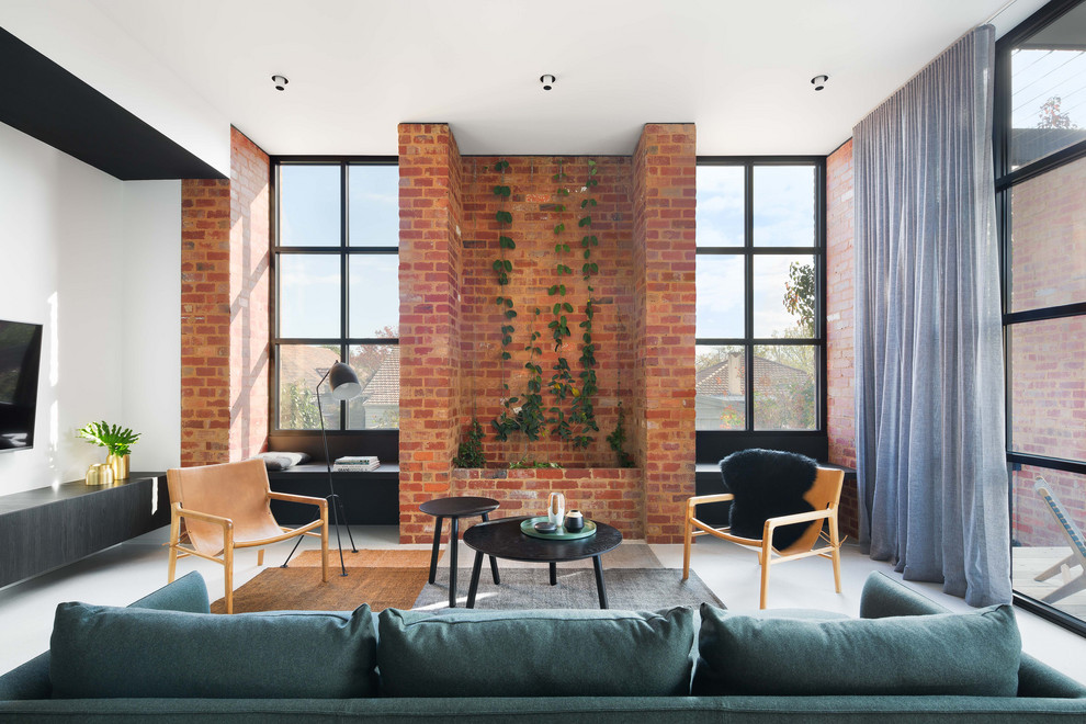 Modernes Wohnzimmer mit weißer Wandfarbe, TV-Wand und grauem Boden in Melbourne