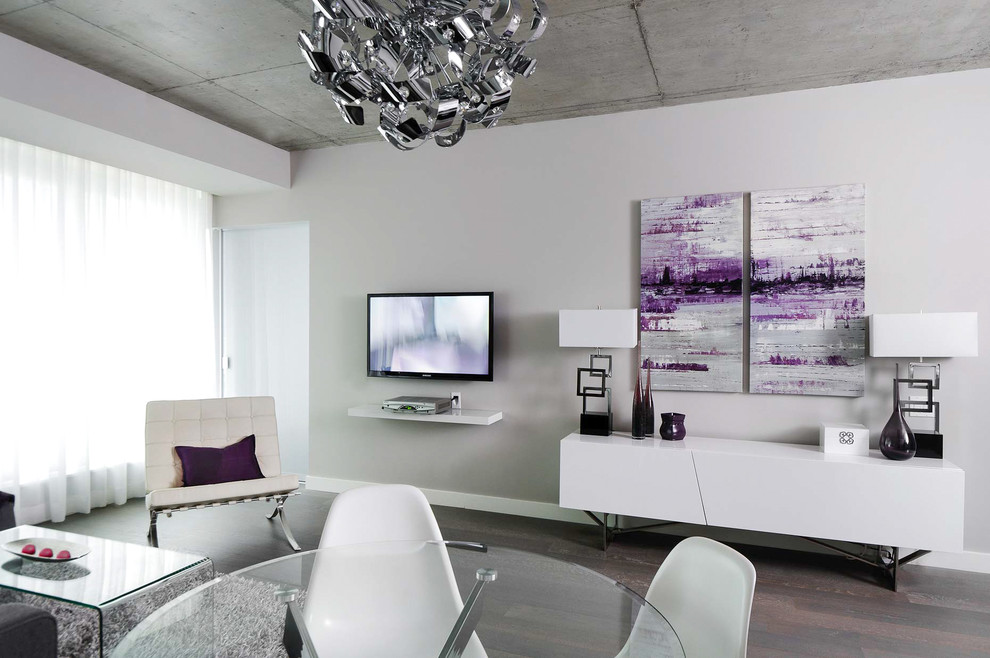 На фото: гостиная комната среднего размера в стиле модернизм с белыми стенами с