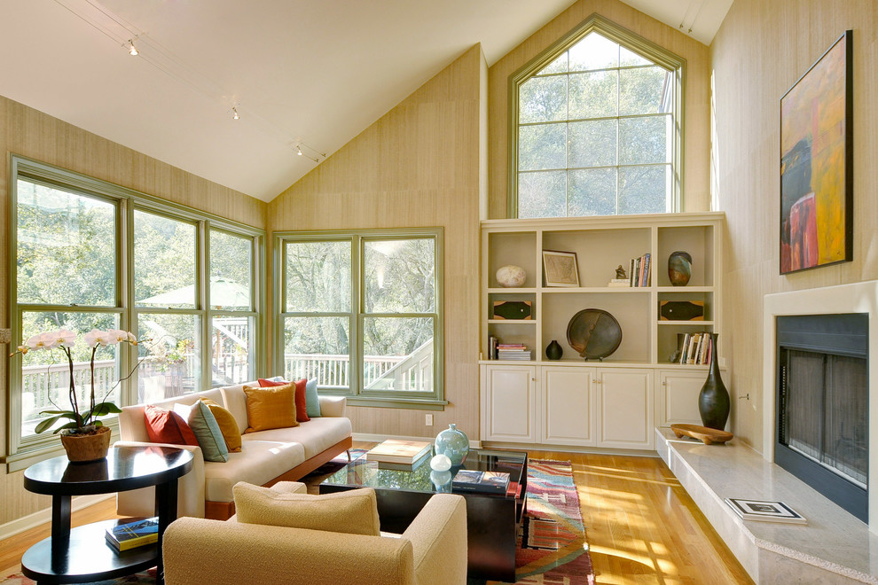 Immagine di un soggiorno design di medie dimensioni con parquet chiaro e camino classico