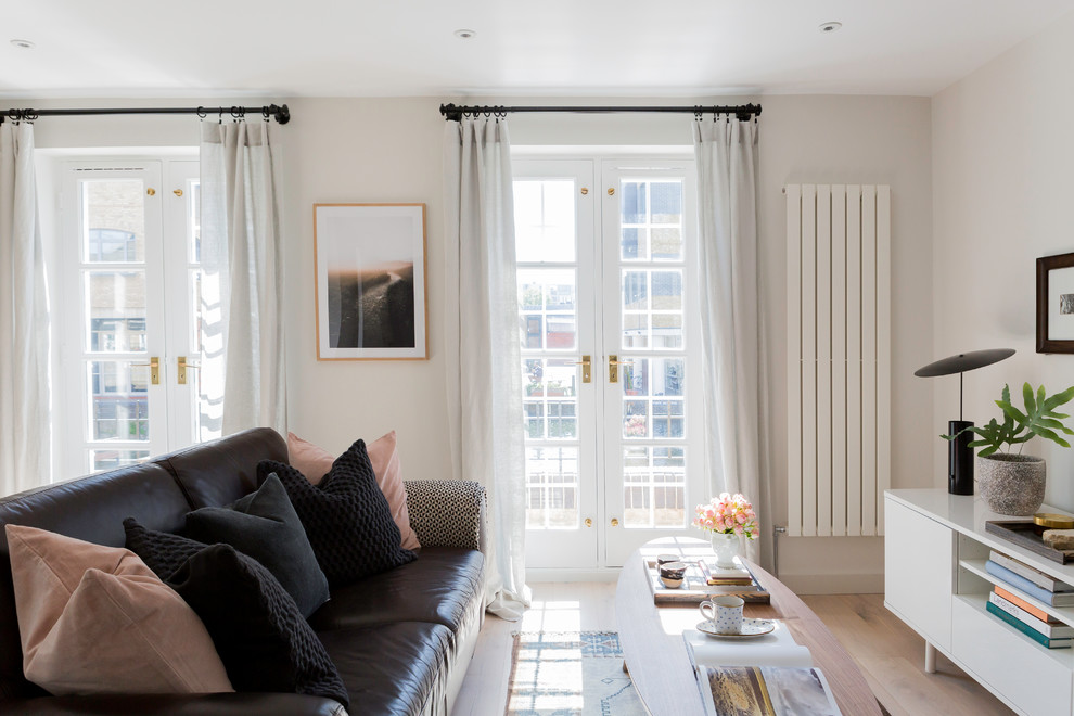 Esempio di un piccolo soggiorno minimalista aperto con pareti grigie, parquet chiaro e pavimento grigio