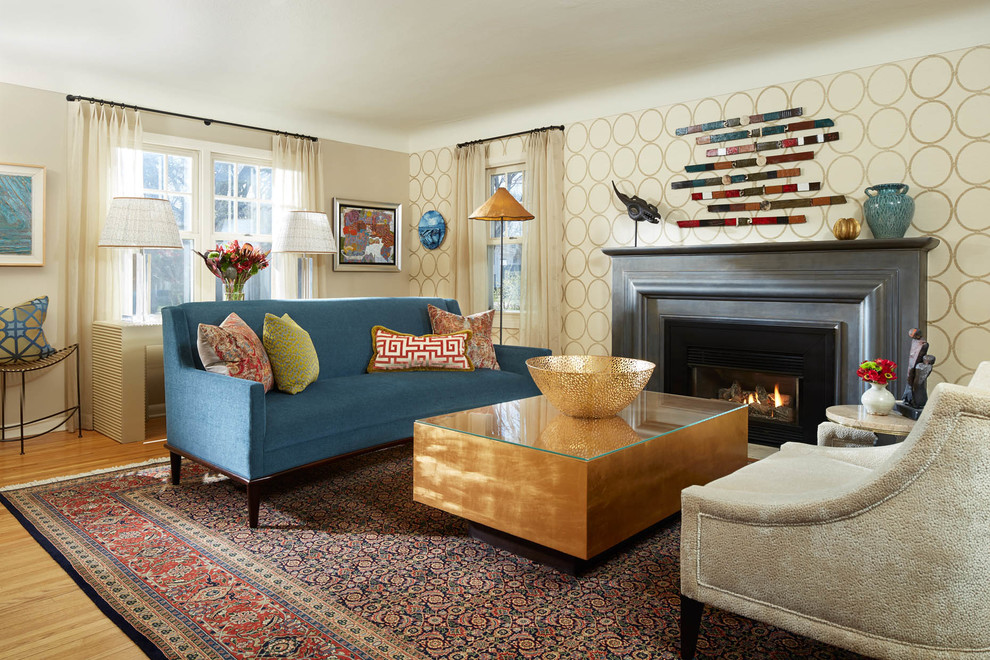 Repräsentatives, Fernseherloses Stilmix Wohnzimmer mit beiger Wandfarbe, hellem Holzboden und Kamin in Minneapolis