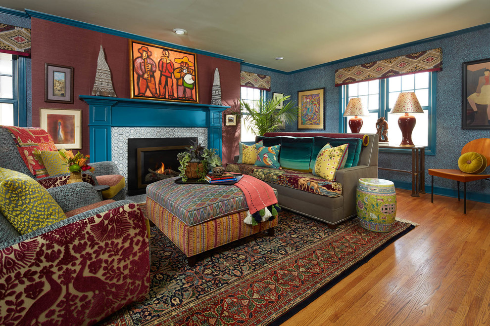 Стильный дизайн: парадная гостиная комната в стиле фьюжн с разноцветными стенами, паркетным полом среднего тона, стандартным камином, фасадом камина из плитки и ковром на полу без телевизора - последний тренд