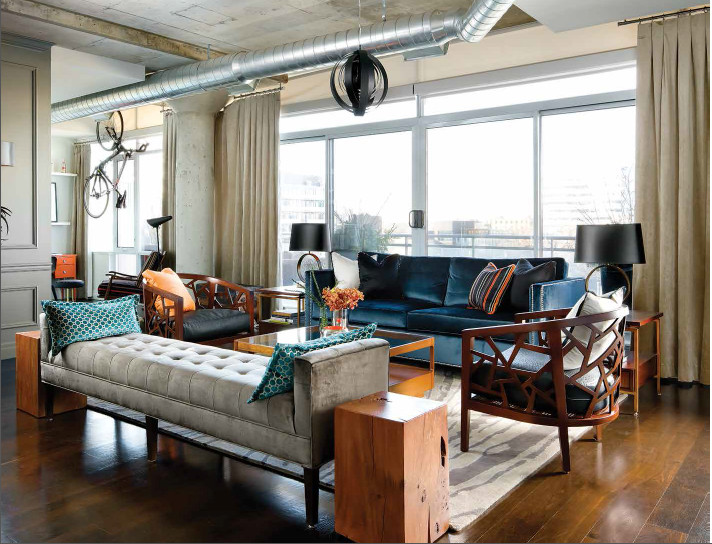 Mittelgroßes Eklektisches Wohnzimmer im Loft-Stil mit beiger Wandfarbe, braunem Holzboden und braunem Boden in Toronto