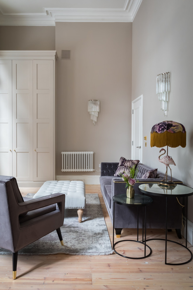 Inspiration pour un salon design avec un mur beige, parquet clair, aucune cheminée et un sol beige.