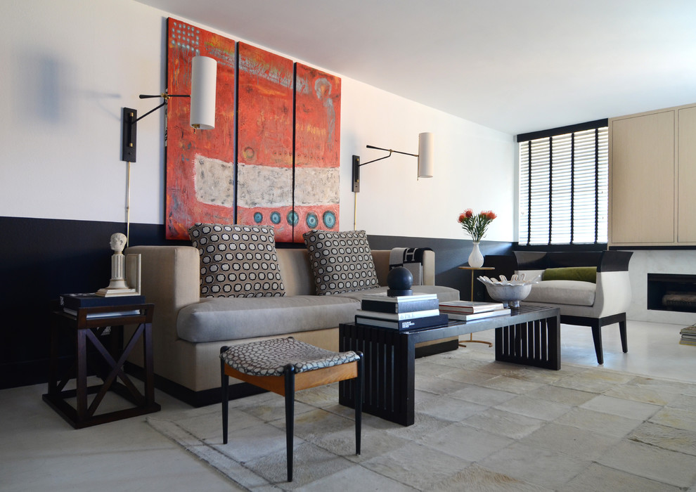 Immagine di un piccolo soggiorno minimal stile loft con sala formale, pareti bianche, pavimento in legno verniciato e TV nascosta
