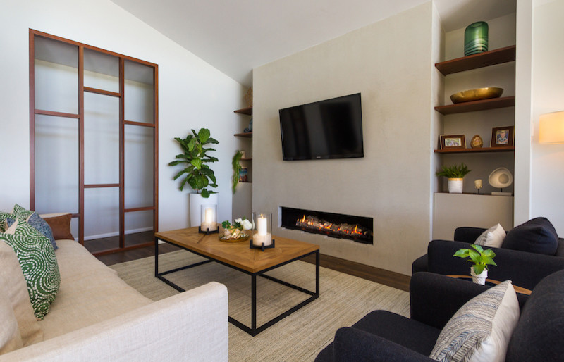 ブリスベンにある高級な広いエクレクティックスタイルのおしゃれなLDK (白い壁、無垢フローリング、横長型暖炉、コンクリートの暖炉まわり、壁掛け型テレビ、茶色い床) の写真