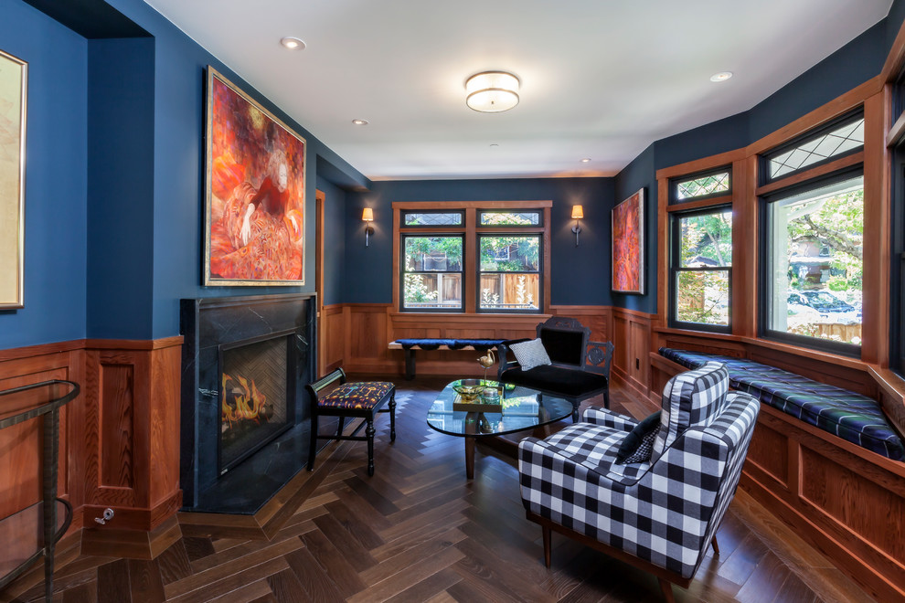 Immagine di un soggiorno stile americano chiuso e di medie dimensioni con sala formale, pareti blu, parquet scuro, camino classico, cornice del camino in pietra e pavimento marrone