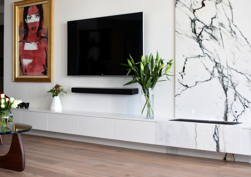 キャンベラにある高級な中くらいなコンテンポラリースタイルのおしゃれなLDK (白い壁、濃色無垢フローリング、横長型暖炉、石材の暖炉まわり、壁掛け型テレビ、茶色い床) の写真