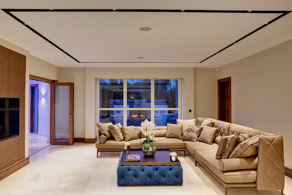 Repräsentatives, Abgetrenntes Modernes Wohnzimmer mit beiger Wandfarbe und beigem Boden in Surrey