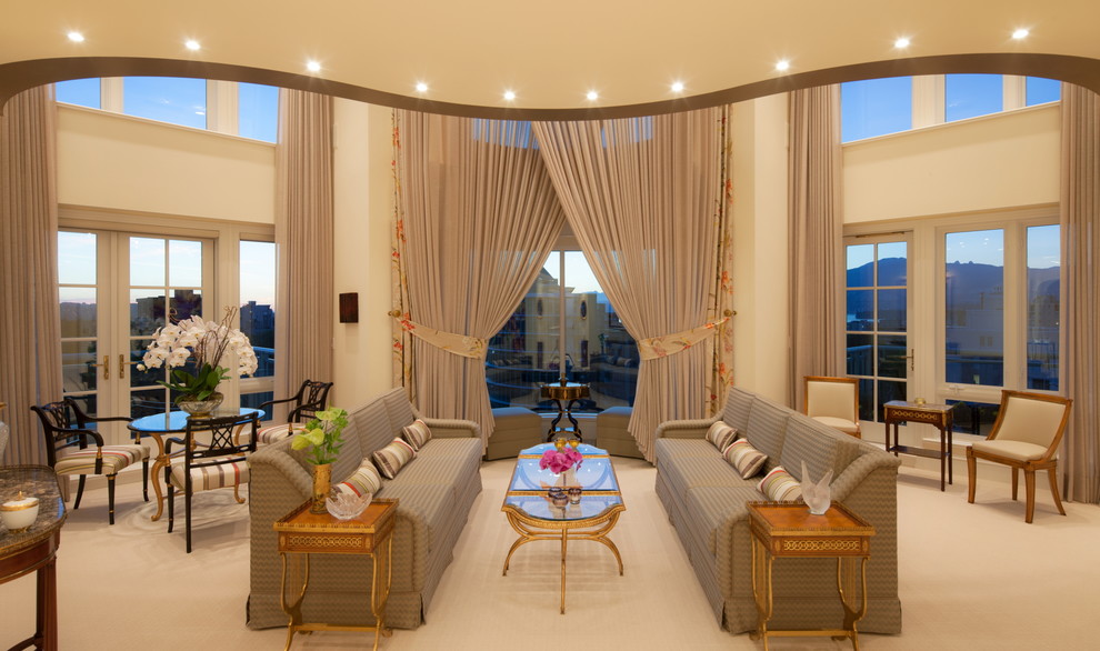 Imagen de salón clásico extra grande con paredes beige, moqueta y cortinas