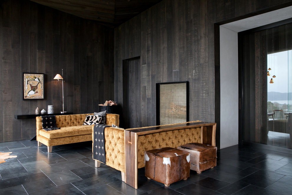 Idee per un grande soggiorno rustico aperto con pareti nere e pavimento in marmo