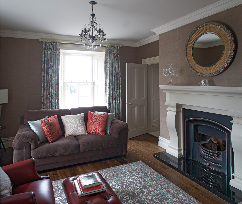 На фото: изолированная гостиная комната в современном стиле с коричневыми стенами и стандартным камином