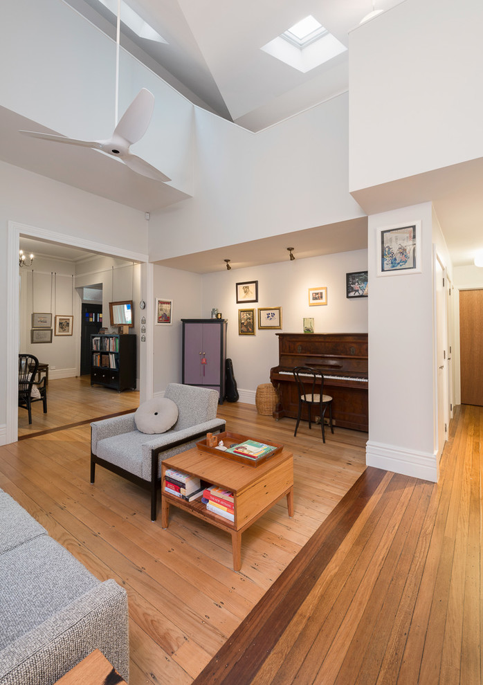 Repräsentatives, Offenes, Mittelgroßes, Fernseherloses Modernes Wohnzimmer ohne Kamin mit weißer Wandfarbe, braunem Holzboden und weißem Boden in Sydney