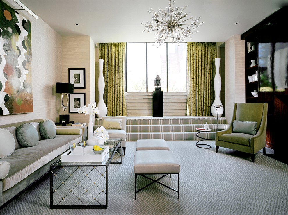 Стильный дизайн: парадная, изолированная гостиная комната среднего размера в стиле неоклассика (современная классика) с бежевыми стенами и ковровым покрытием - последний тренд
