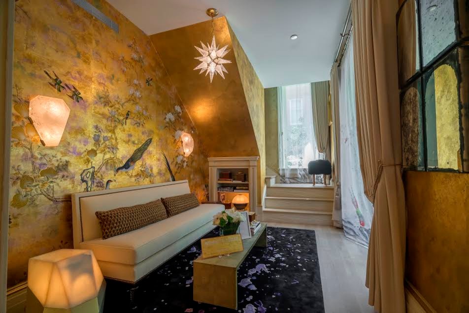 Пример оригинального дизайна: двухуровневая гостиная комната среднего размера в стиле фьюжн с разноцветными стенами и светлым паркетным полом без телевизора