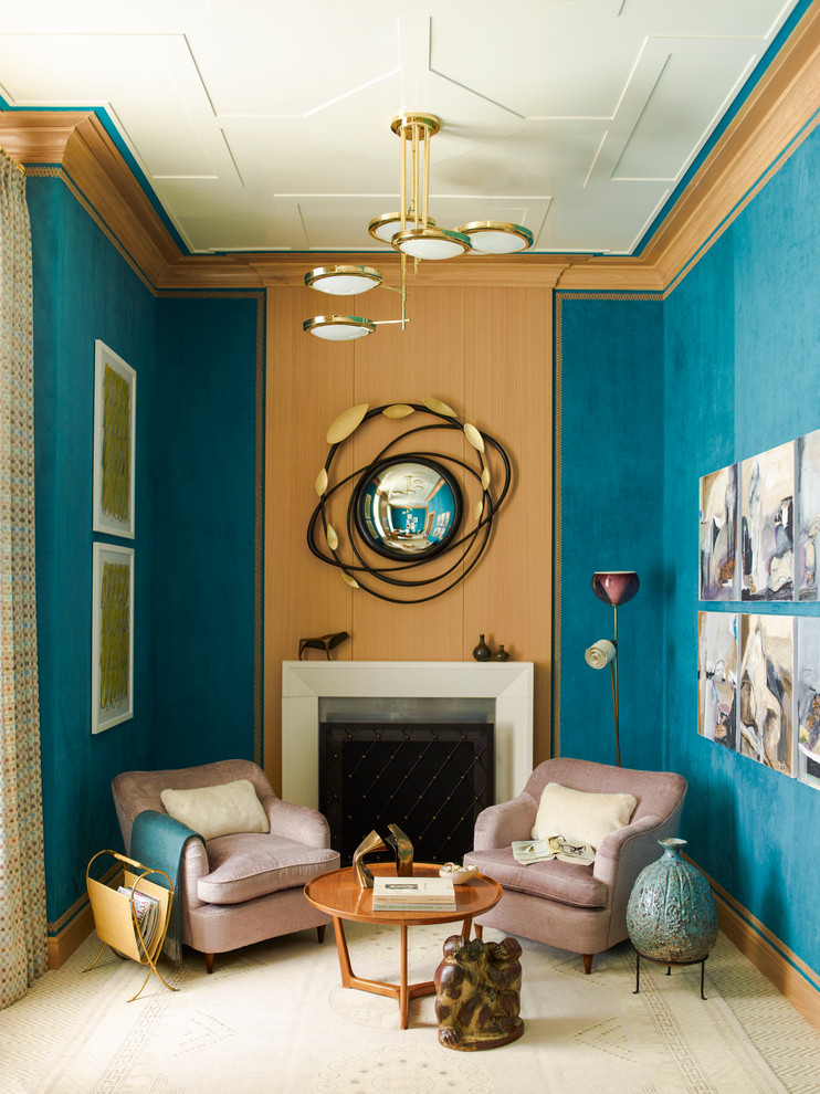 Cette photo montre un salon tendance ouvert avec un mur bleu, moquette et une cheminée standard.
