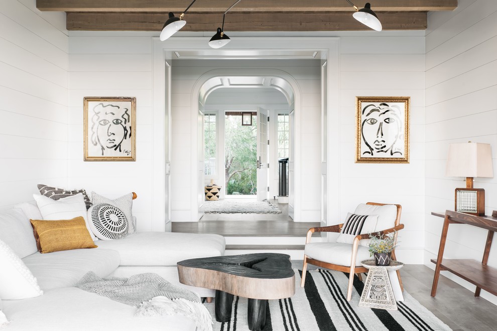 Foto di un soggiorno stile marinaro chiuso con pareti bianche, parquet scuro e nessun camino