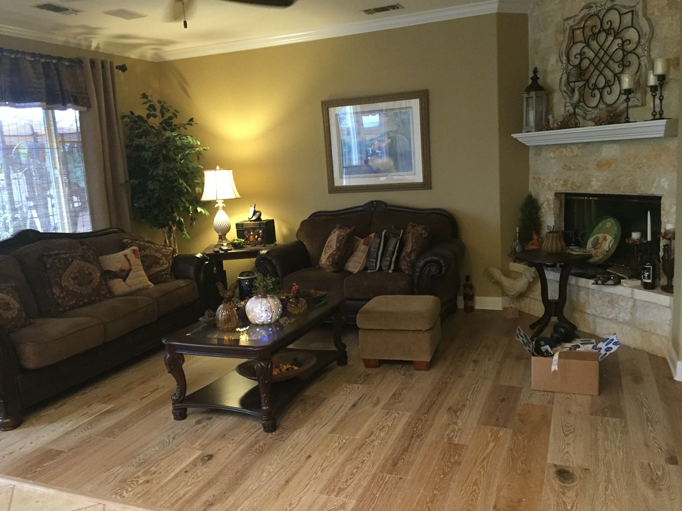 Mittelgroßes, Fernseherloses, Abgetrenntes Klassisches Wohnzimmer mit beiger Wandfarbe, hellem Holzboden, Eckkamin und Kaminumrandung aus Stein in Austin