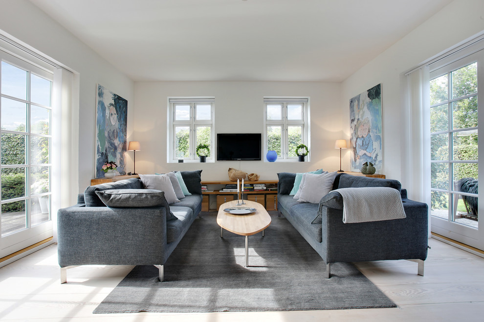 Источник вдохновения для домашнего уюта: изолированная гостиная комната среднего размера в стиле неоклассика (современная классика) с белыми стенами, телевизором на стене и серым полом без камина