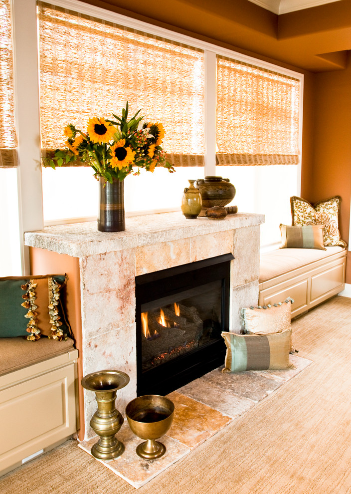 На фото: гостиная комната в классическом стиле с коричневыми стенами и ковровым покрытием