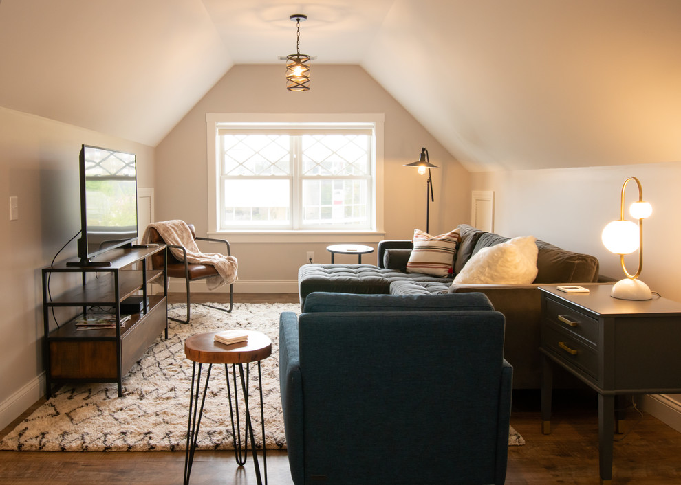 На фото: открытая гостиная комната среднего размера в стиле лофт с серыми стенами, полом из винила, отдельно стоящим телевизором и коричневым полом