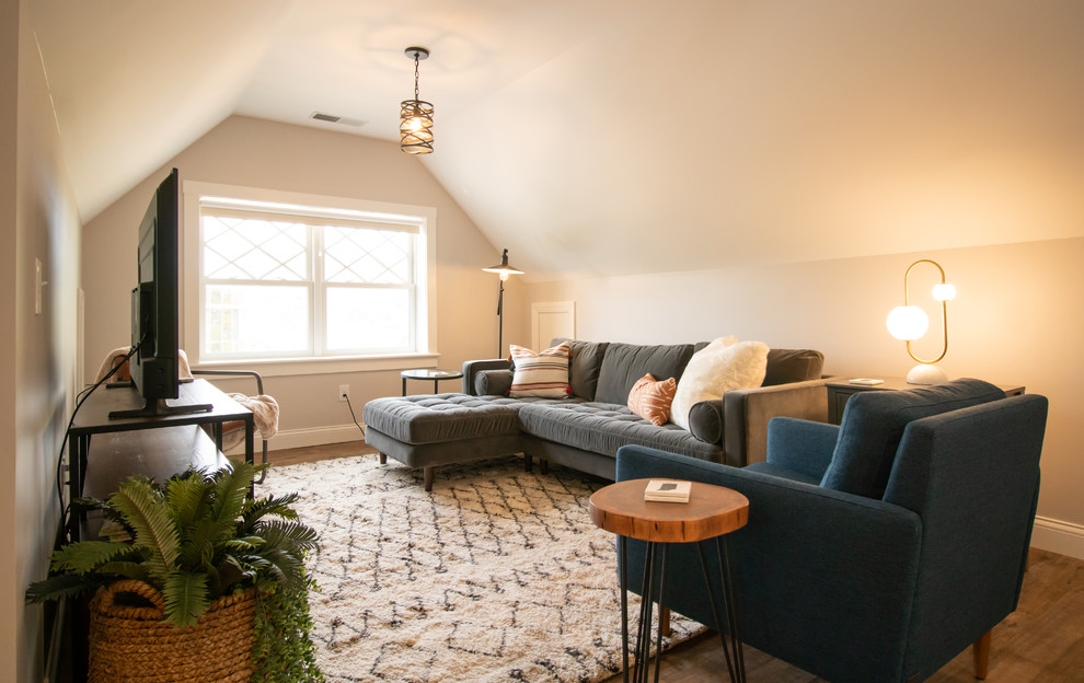 На фото: открытая гостиная комната среднего размера в стиле лофт с серыми стенами, полом из винила, отдельно стоящим телевизором и коричневым полом