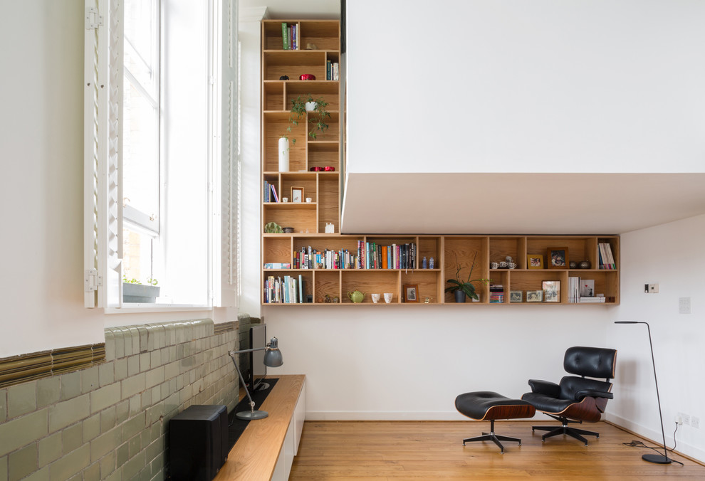 Kleines, Offenes Modernes Wohnzimmer mit weißer Wandfarbe und braunem Holzboden in London