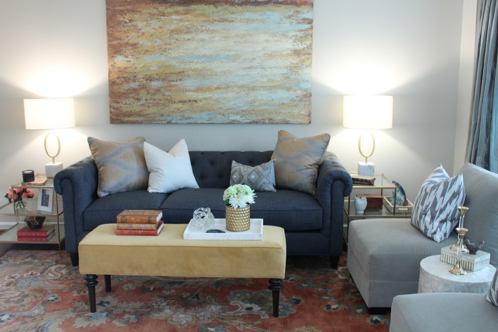 Esempio di un piccolo soggiorno classico chiuso con sala formale, pareti grigie e moquette