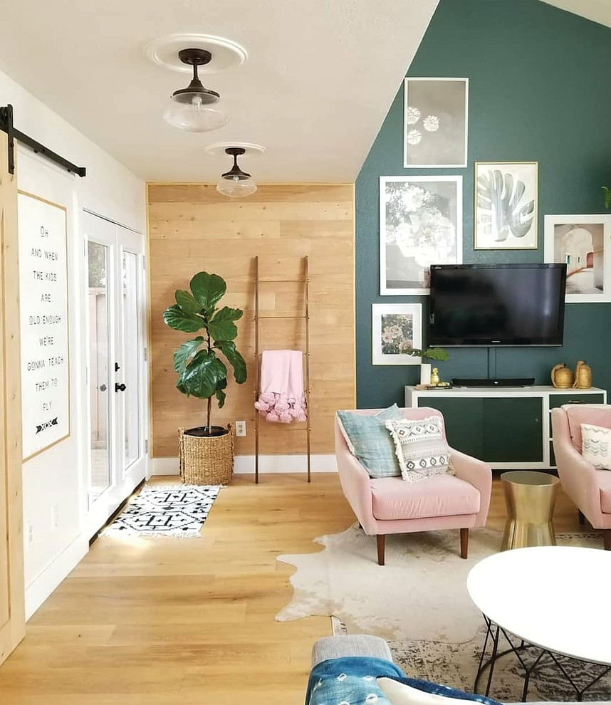 Ispirazione per un soggiorno contemporaneo con pareti verdi, parquet chiaro, TV a parete e pavimento beige