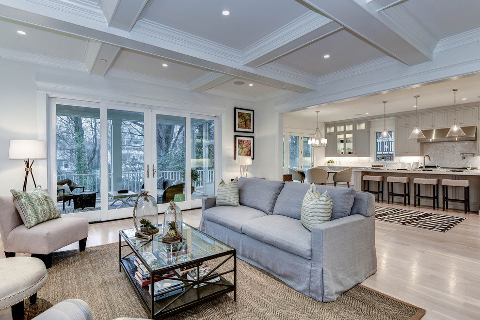 Idee per un grande soggiorno classico aperto con pareti bianche, parquet chiaro e pavimento beige