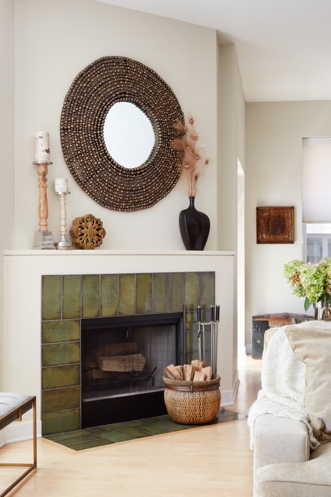 Cette photo montre un salon tendance ouvert avec un mur beige, parquet clair, une cheminée d'angle, un manteau de cheminée en carrelage et un sol beige.