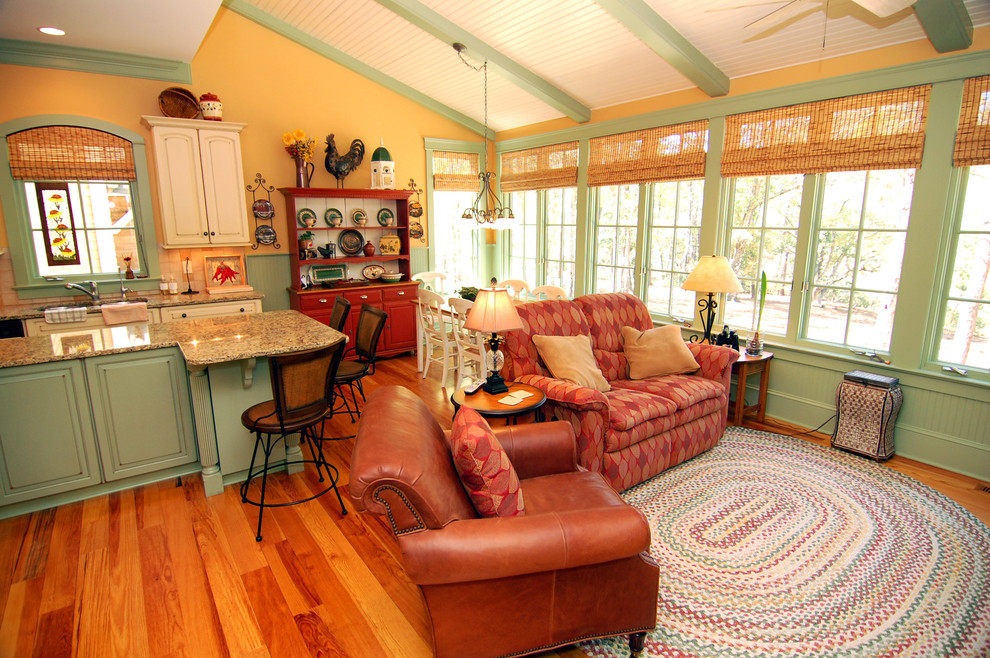 Foto de salón abierto clásico de tamaño medio sin televisor con paredes amarillas, suelo de madera clara y suelo beige
