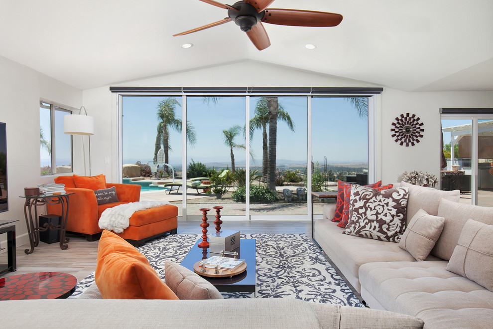 Immagine di un ampio soggiorno minimalista aperto con pareti bianche, pavimento in gres porcellanato, TV autoportante e pavimento grigio