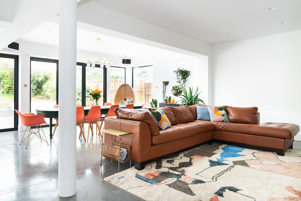 Immagine di un soggiorno contemporaneo aperto con pareti bianche e pavimento grigio