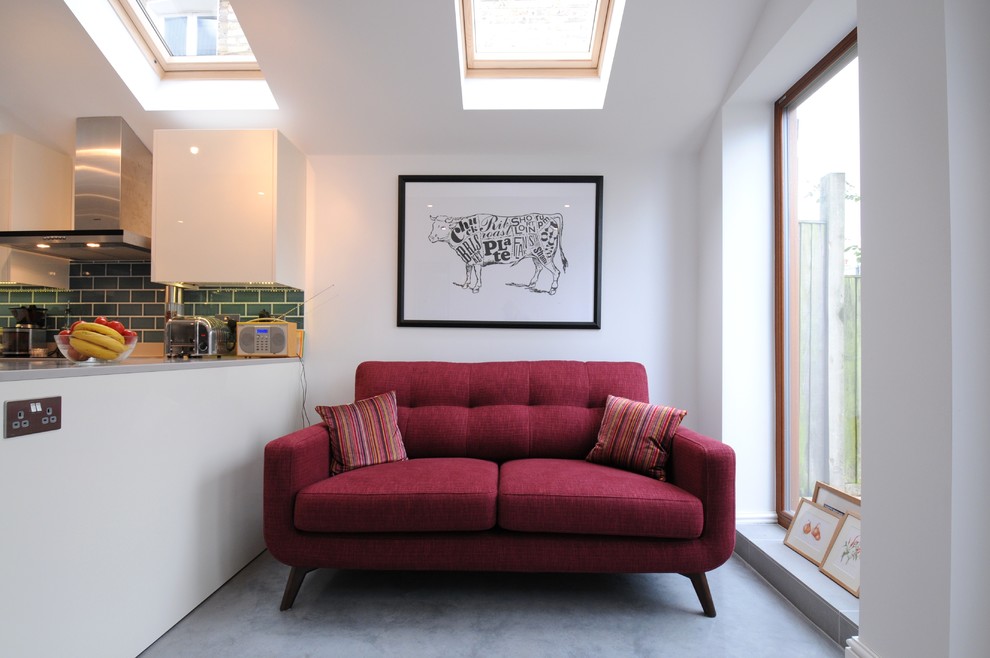 На фото: гостиная комната в современном стиле с бордовым диваном с