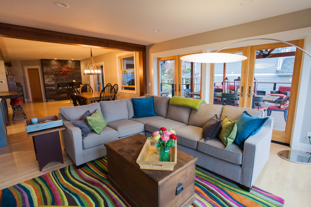 Mittelgroßes, Fernseherloses, Offenes Landhaus Wohnzimmer mit grauer Wandfarbe, hellem Holzboden, Gaskamin und gefliester Kaminumrandung in Seattle