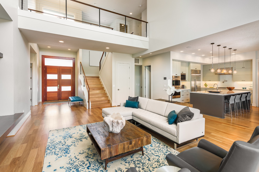 Mittelgroßes, Offenes Modernes Wohnzimmer mit weißer Wandfarbe, braunem Holzboden und Kamin in Los Angeles