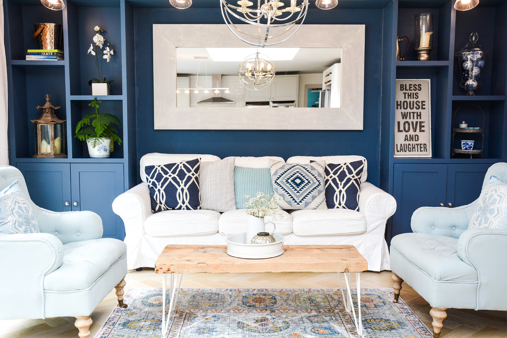 Kleines, Offenes Eklektisches Wohnzimmer ohne Kamin mit blauer Wandfarbe, hellem Holzboden und beigem Boden in Hampshire