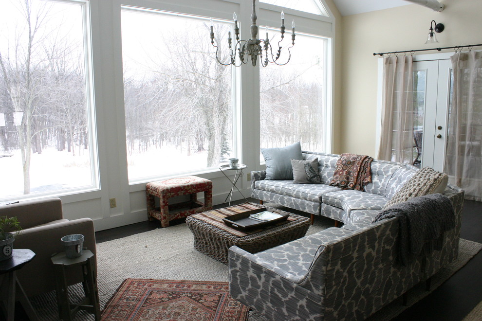 Immagine di un grande soggiorno boho chic con pareti beige